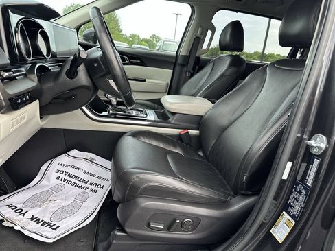 Used 2024 Kia Carnival EX FWD image 17
