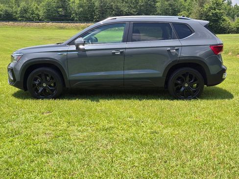 Used 2022 Volkswagen Taos SE w/ Panoramic Sunroof Package FWD image 5