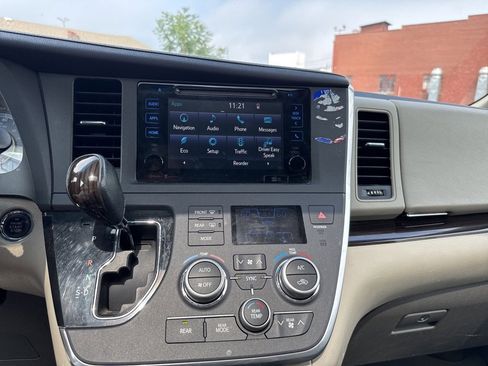 Used 2015 Toyota Sienna XLE image 24