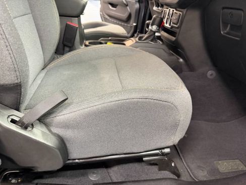 Used 2025 Jeep Wrangler Unlimited Sahara AWD/4WD image 33