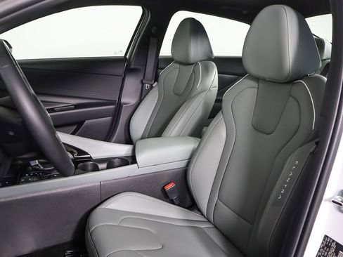 Certified 2025 Hyundai Elantra Limited image 28