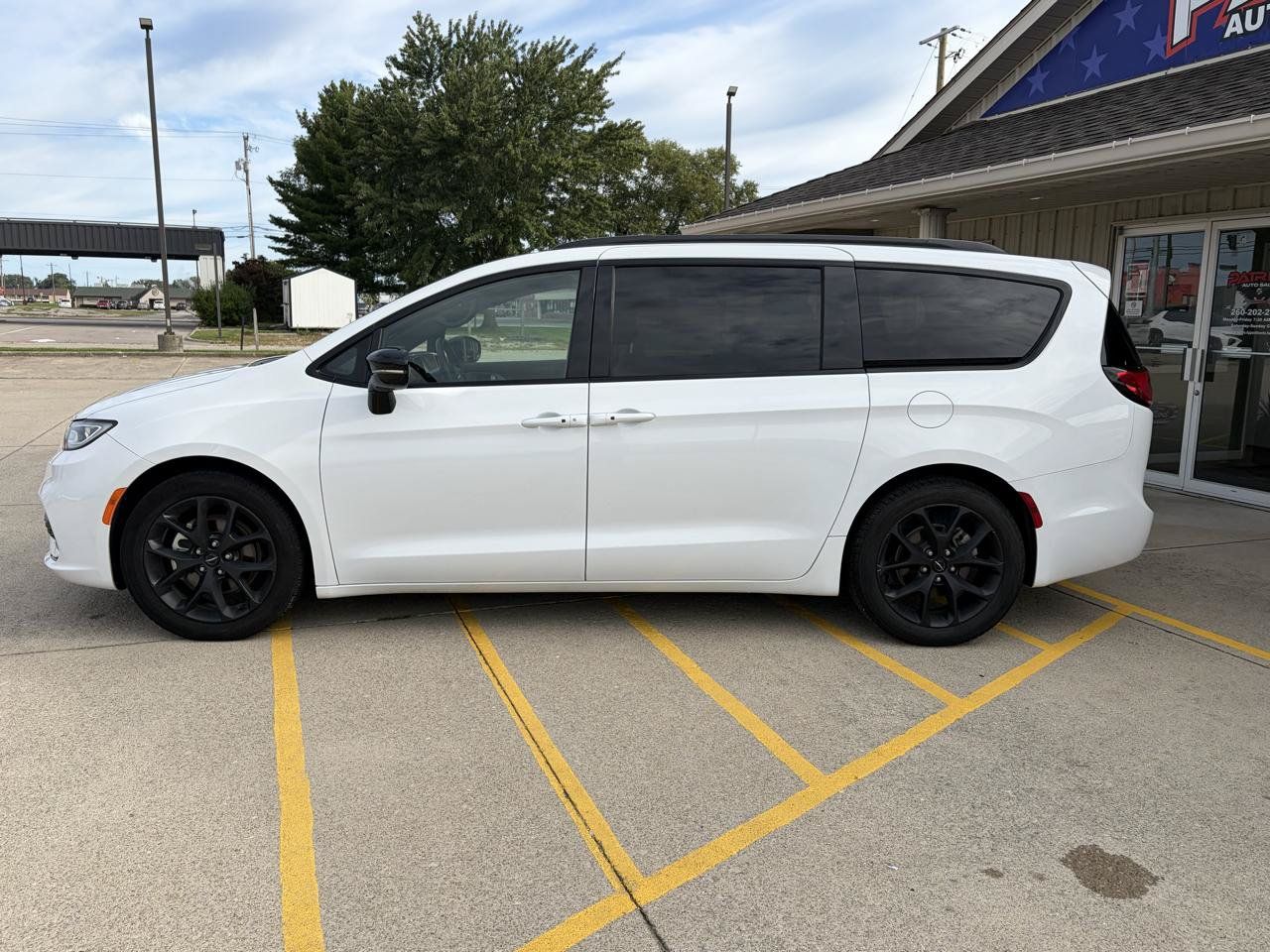 Used 2025 Chrysler Pacifica Limited FWD image 4