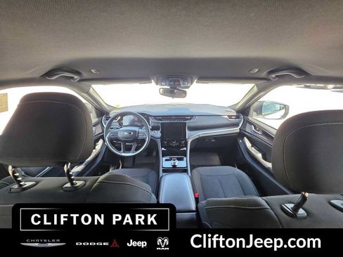 Used 2024 Jeep Grand Cherokee Laredo AWD/4WD image 25
