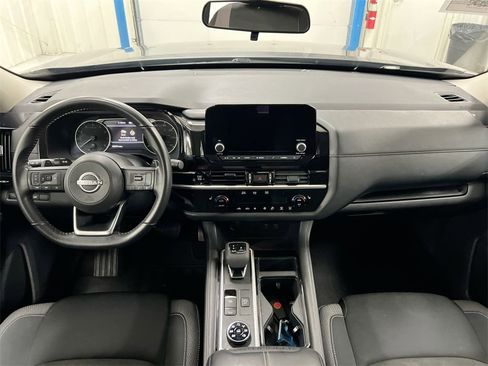 Used 2025 Nissan Pathfinder SV image 10