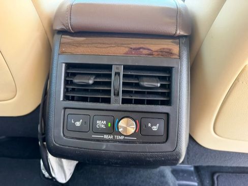 Used 2013 Toyota Avalon Limited w/ Technology Pkg FWD image 20