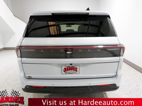 Used 2025 Lincoln Navigator Reserve AWD/4WD image 4