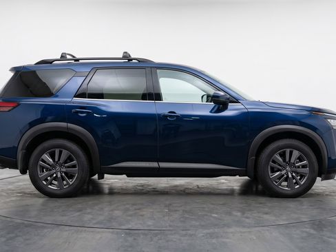 Used 2025 Nissan Pathfinder SV image 11