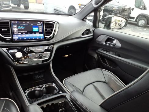 Certified 2025 Chrysler Pacifica Limited FWD image 15