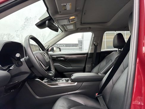 Used 2024 Toyota Highlander Limited image 12