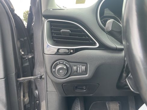 Used 2020 Jeep Cherokee Latitude Plus image 18
