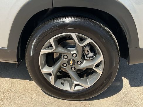 Used 2025 Chevrolet Trax LT w/ LT Convenience Package image 8