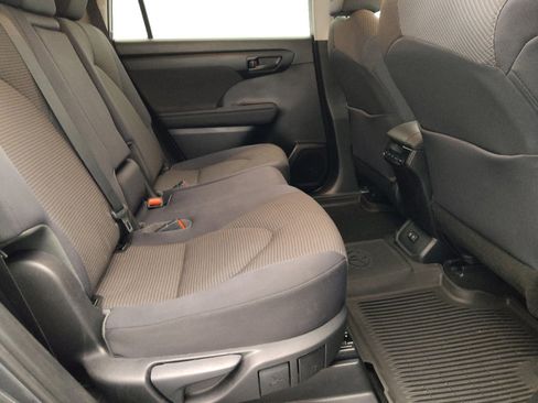 Used 2020 Toyota Highlander L image 19