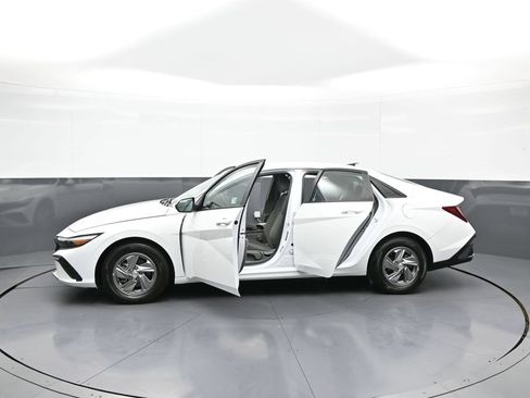 Certified 2025 Hyundai Elantra SE w/ Cargo Package FWD image 42