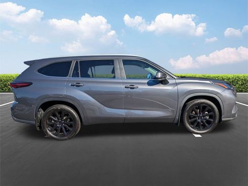 Used 2024 Toyota Highlander XLE image 3