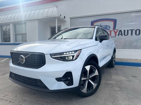 Used 2024 Volvo XC40 B5 Plus w/ Protection Package Premier image 3