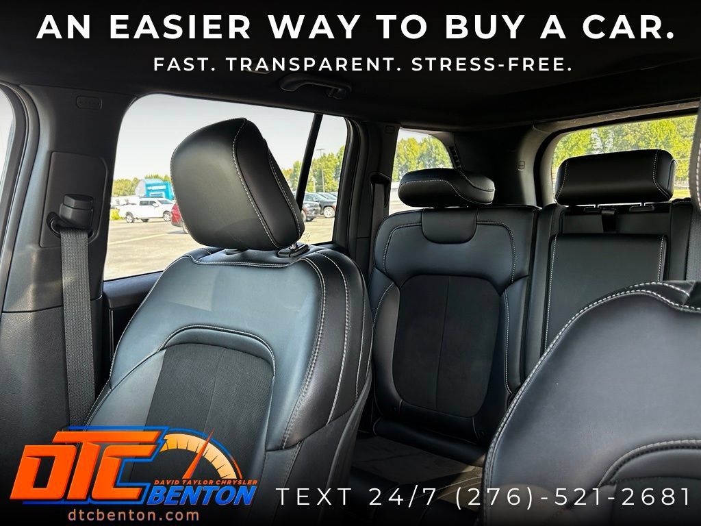 Used 2025 Jeep Grand Cherokee Altitude AWD/4WD image 10