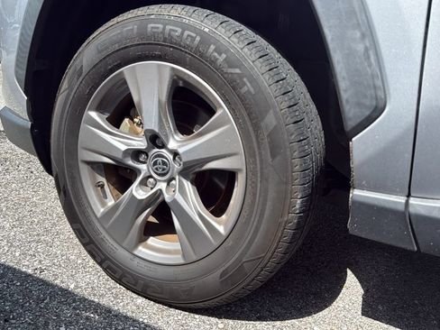 Used 2022 Toyota RAV4 XLE AWD/4WD image 2