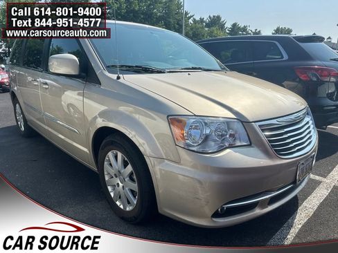 Used 2014 Chrysler Town & Country Touring FWD image 1
