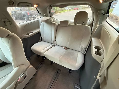 Used 2013 Toyota Sienna L image 17