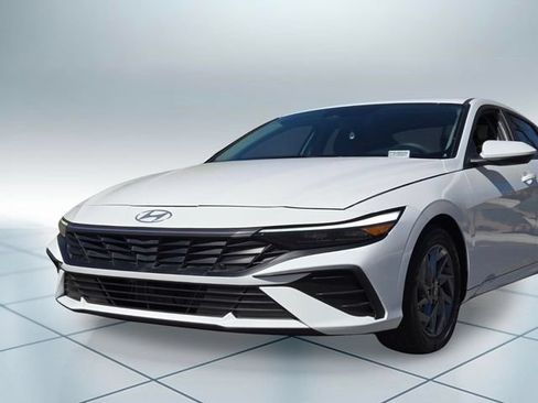 Used 2024 Hyundai Elantra Blue FWD image 9