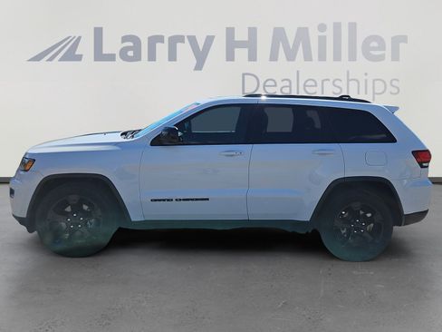 Used 2019 Jeep Grand Cherokee Laredo image 2