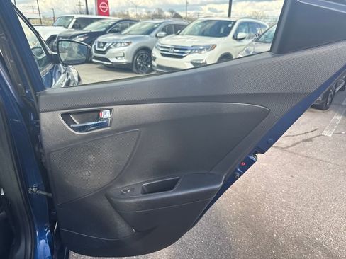 Used 2017 Hyundai Veloster Value Edition image 43