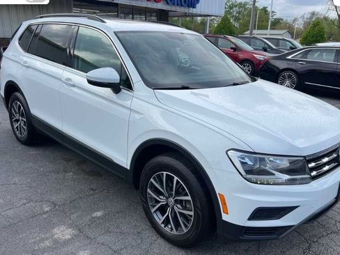 Used 2020 Volkswagen Tiguan SE w/ Panoramic Sunroof Package AWD/4WD image 3