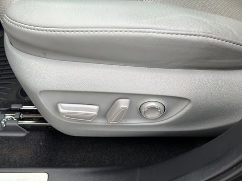 Certified 2024 Toyota Highlander Limited FWD image 15