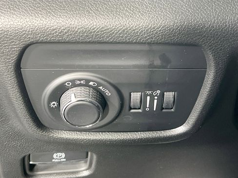 Used 2023 Jeep Grand Cherokee Laredo w/ Luxury Tech Group I AWD/4WD image 10