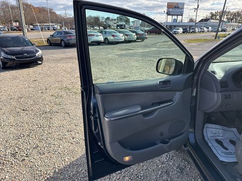 Used 2010 Toyota Sienna LE image 6