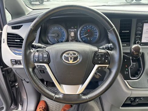 Used 2020 Toyota Sienna XLE FWD image 16