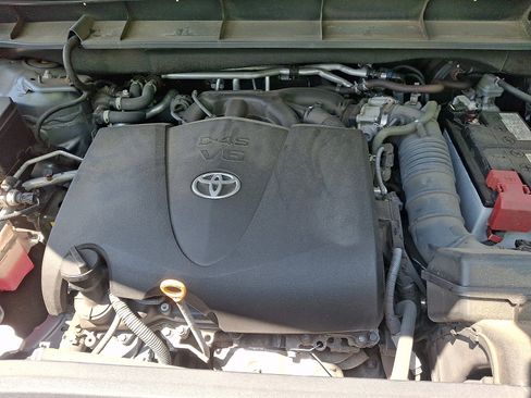 Used 2021 Toyota Highlander XLE AWD/4WD image 29