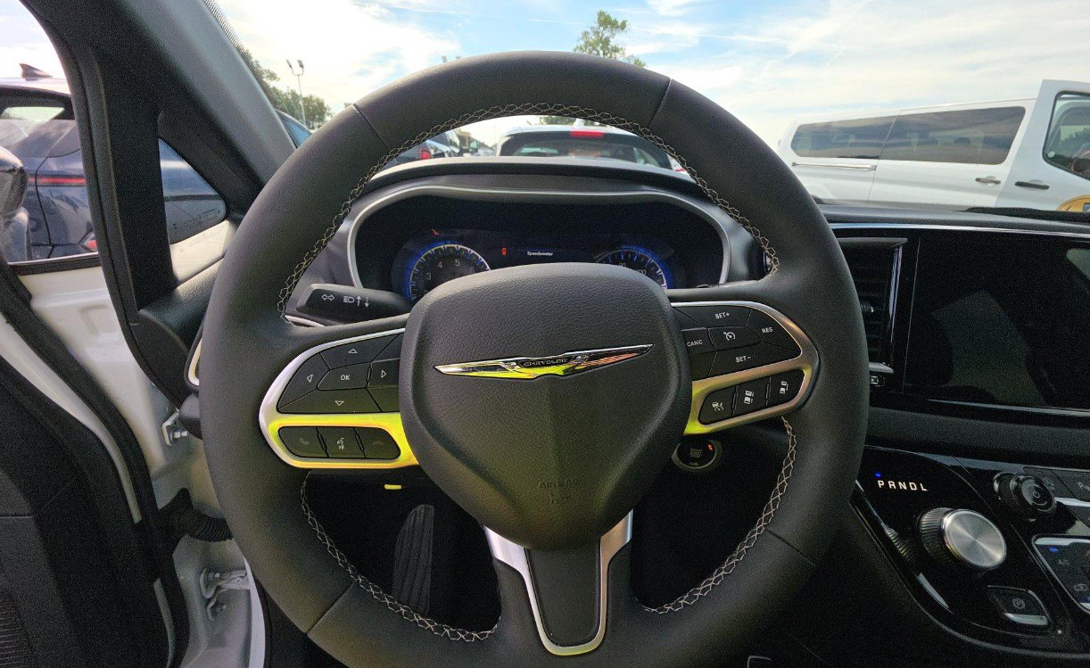 Used 2026 Chrysler Pacifica Select FWD image 8
