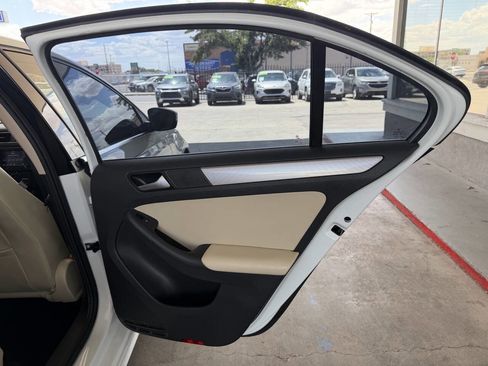 Used 2017 Volkswagen Jetta SE FWD image 16