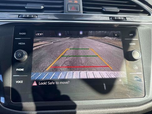 Used 2023 Volkswagen Tiguan SE w/ Panoramic Sunroof Package AWD/4WD image 25