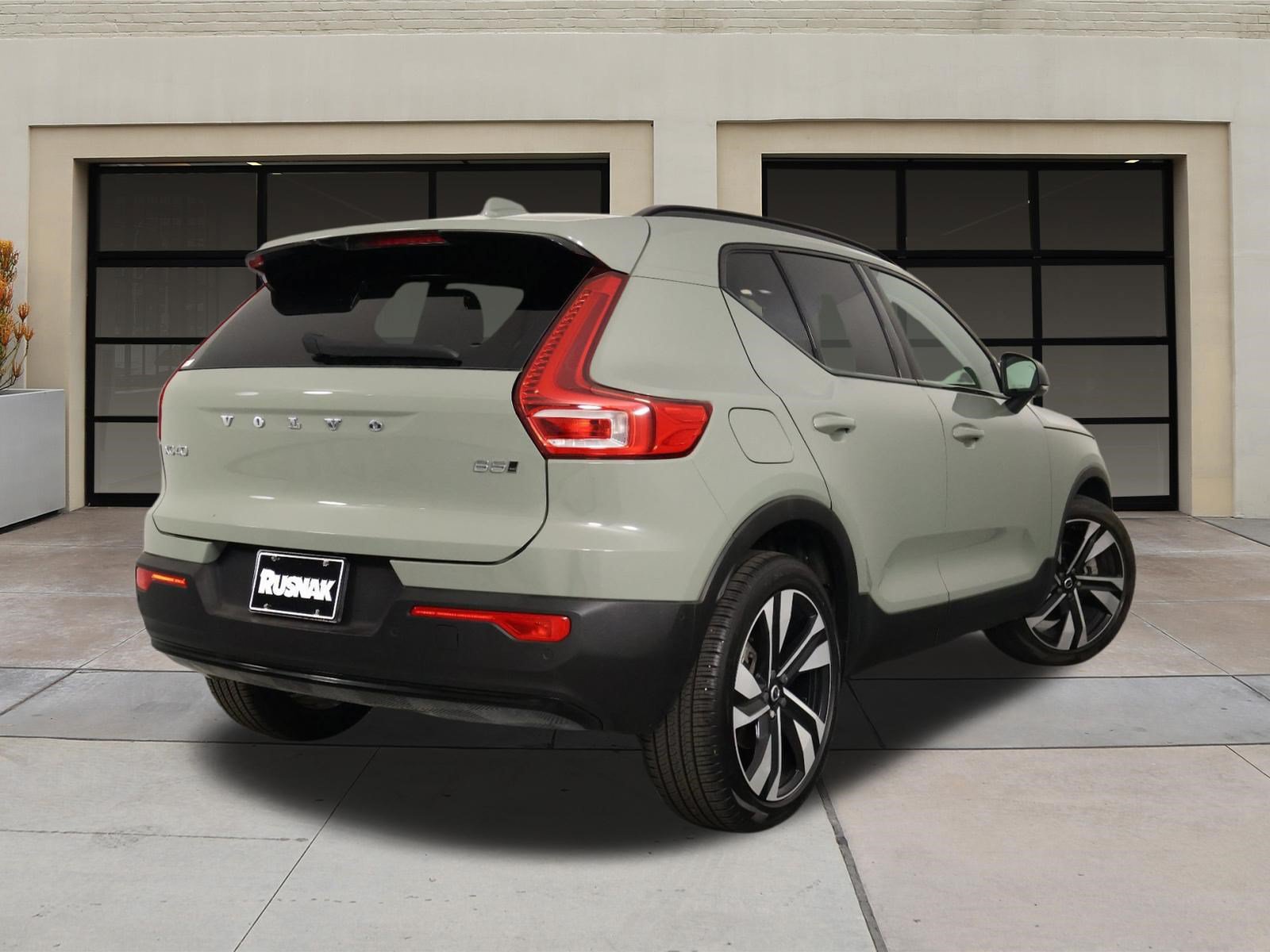 Used 2024 Volvo XC40 B5 Plus w/ Protection Package Premier AWD/4WD image 4