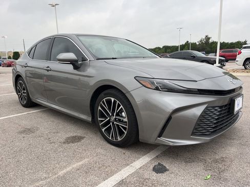 Used 2025 Toyota Camry XLE w/ Premium Package FWD image 3