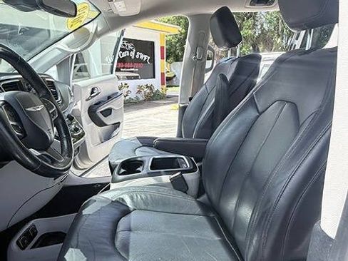 Used 2019 Chrysler Pacifica Touring-L Plus w/ Advanced Safetytec Group FWD image 10