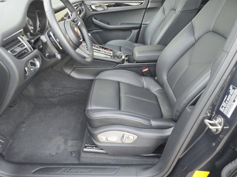 Certified 2025 Porsche Macan AWD/4WD image 5