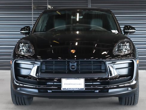 Certified 2025 Porsche Macan image 8