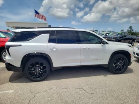 Used 2025 Chevrolet Traverse RS FWD image 4