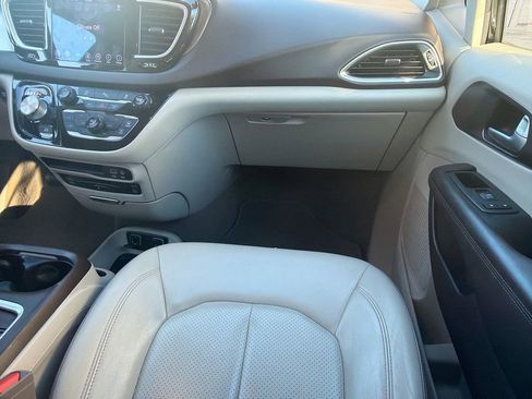 Used 2018 Chrysler Pacifica Touring-L Plus FWD image 18