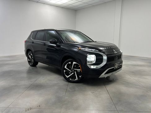 Used 2023 Mitsubishi Outlander SE image 1