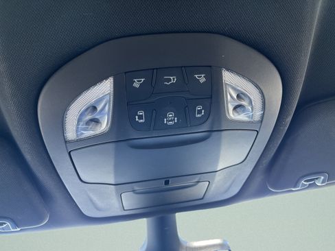 Used 2025 Chrysler Pacifica Select FWD image 18