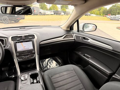 Used 2019 Ford Fusion SE FWD image 22