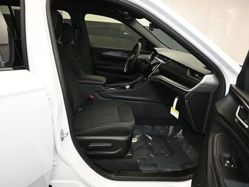 New 2025 Jeep Grand Cherokee L Laredo image 29