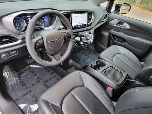 Certified 2024 Chrysler Pacifica Touring-L w/ S Appearance Package image 19