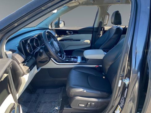 Used 2023 Kia Carnival EX image 9