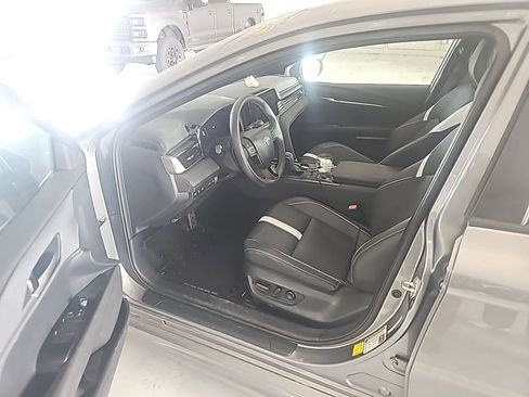 Used 2025 Toyota Camry SE w/ Convenience Package image 9