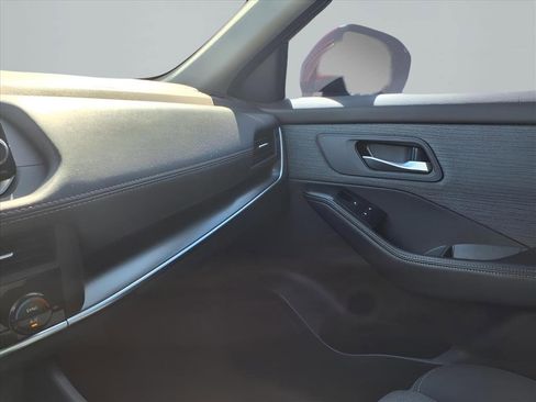 Used 2023 Nissan Rogue SV image 25